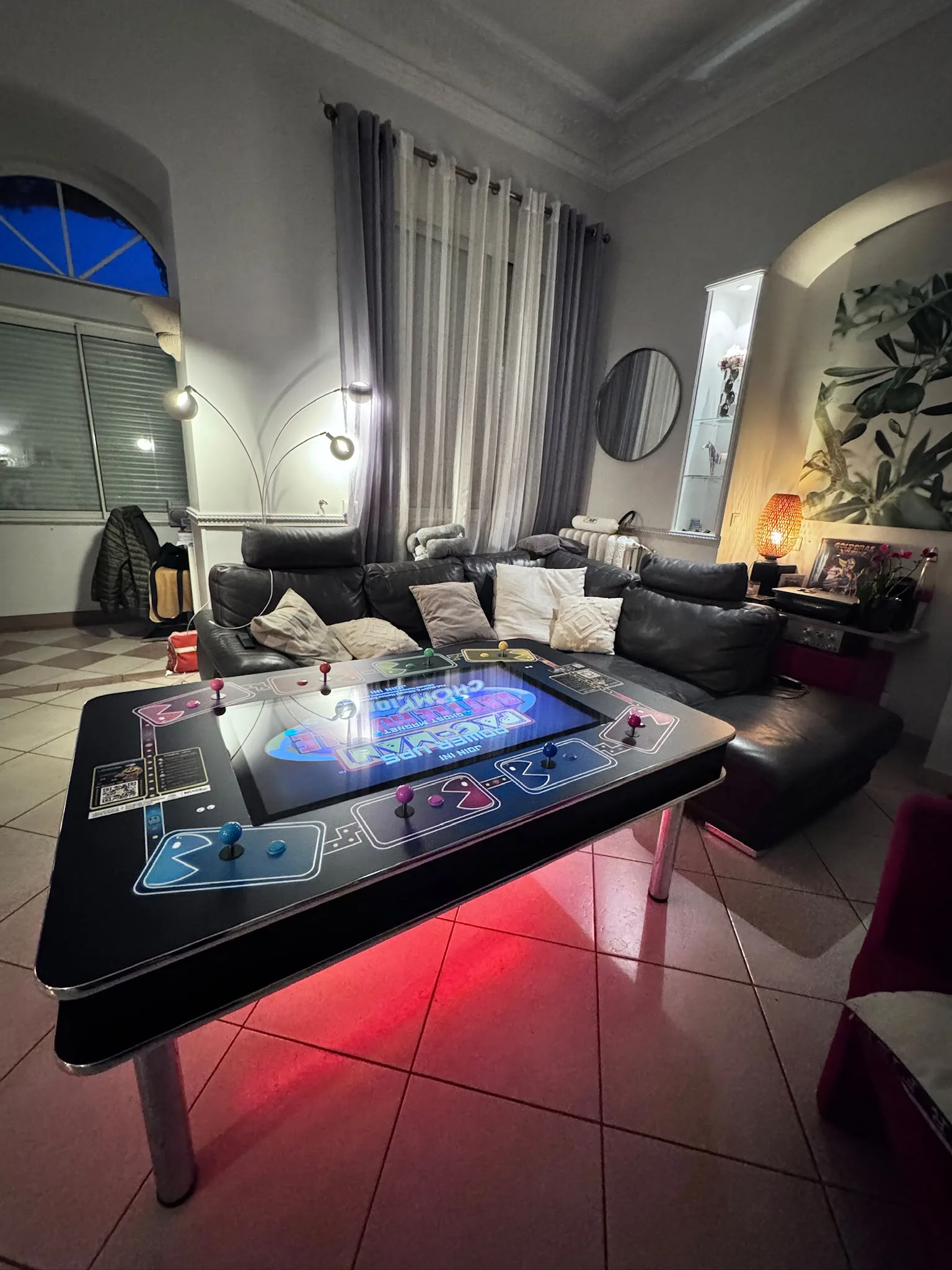Table cocktail arcade dans un salon avec lampadaire industriel gris — Art'cade Design Nice